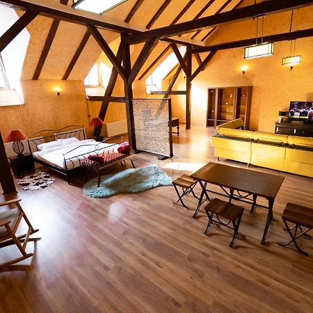 The Attic - Large Open-Space In The Old Town Of Brasov, Minutes Away From The Black Church Esterno foto