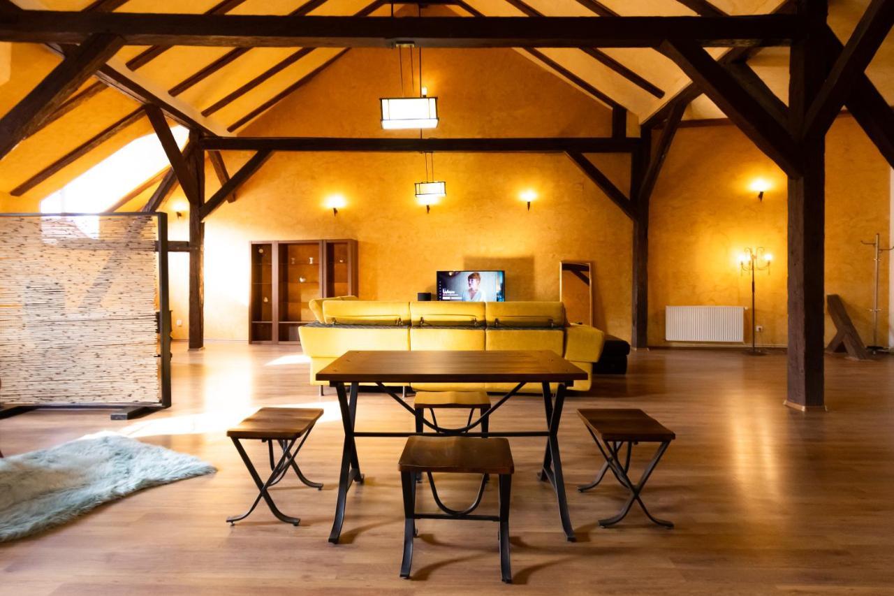 The Attic - Large Open-Space In The Old Town Of Brasov, Minutes Away From The Black Church Esterno foto