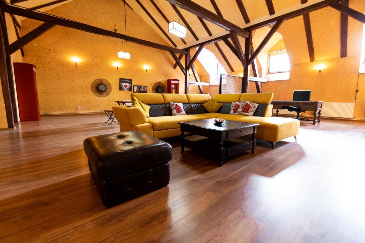 The Attic - Large Open-Space In The Old Town Of Brasov, Minutes Away From The Black Church Esterno foto