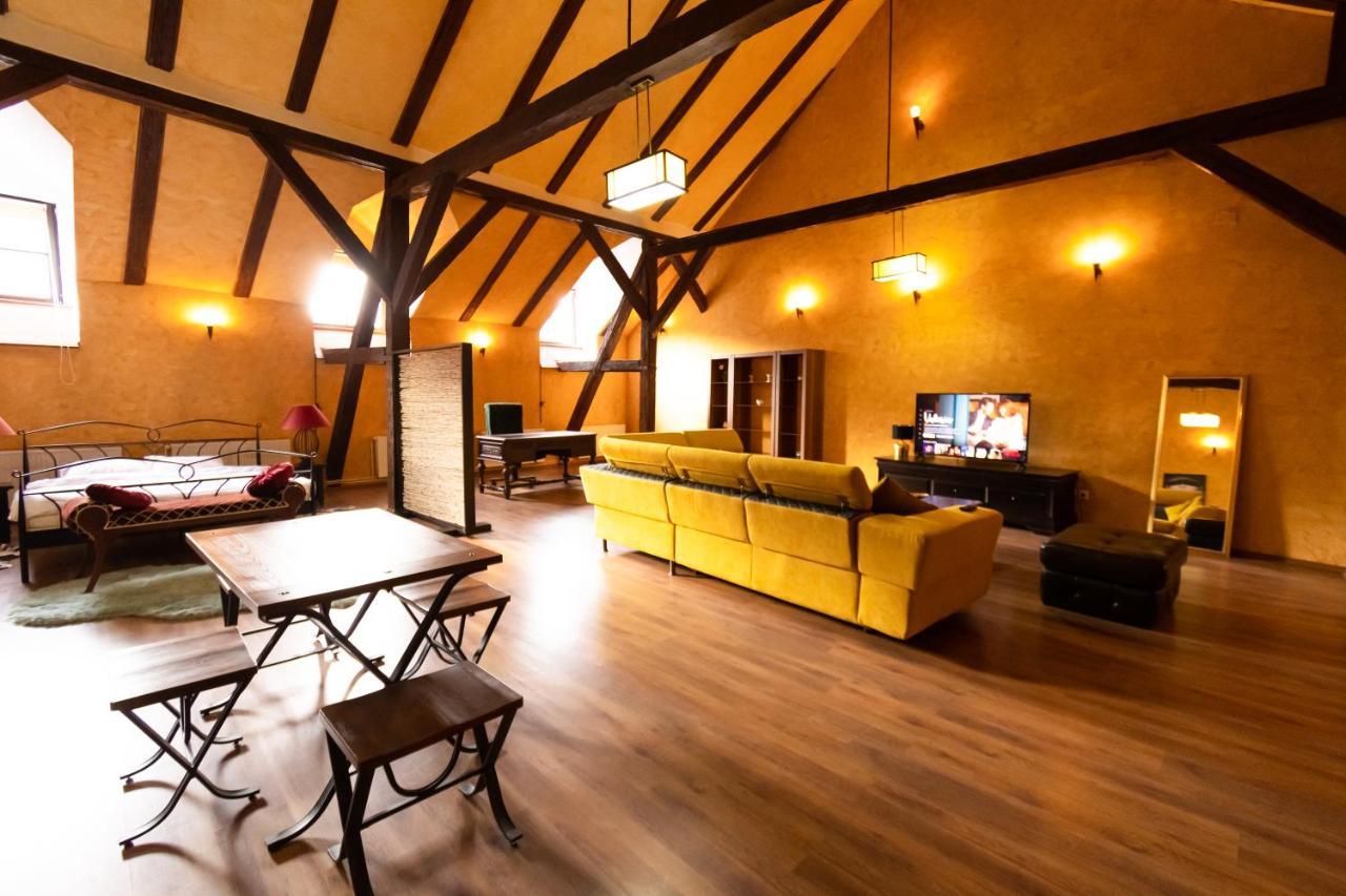 The Attic - Large Open-Space In The Old Town Of Brasov, Minutes Away From The Black Church Esterno foto