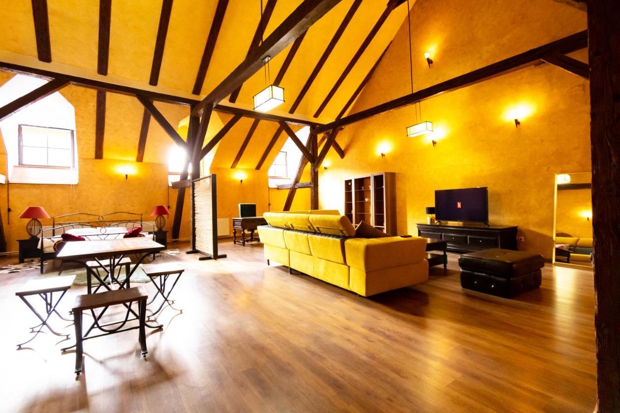 The Attic - Large Open-Space In The Old Town Of Brasov, Minutes Away From The Black Church Esterno foto
